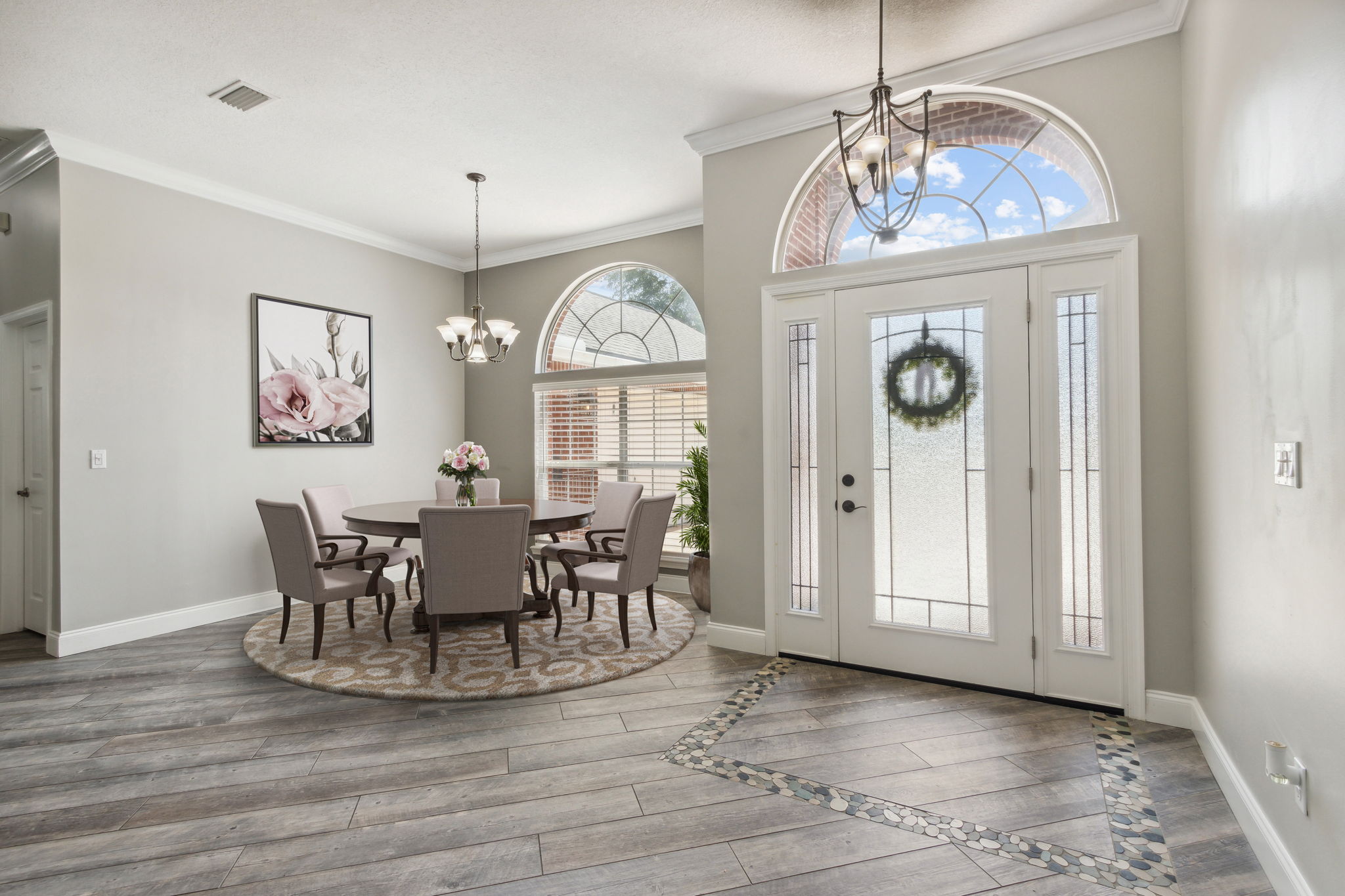 A similar Palladian window accents the dining area ...