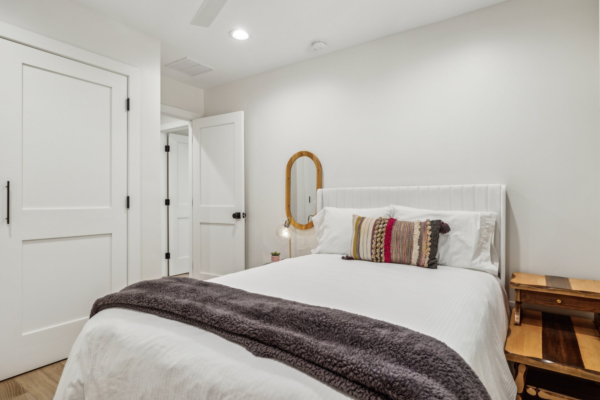 8626 E Clarendon Ave - 028.jpg