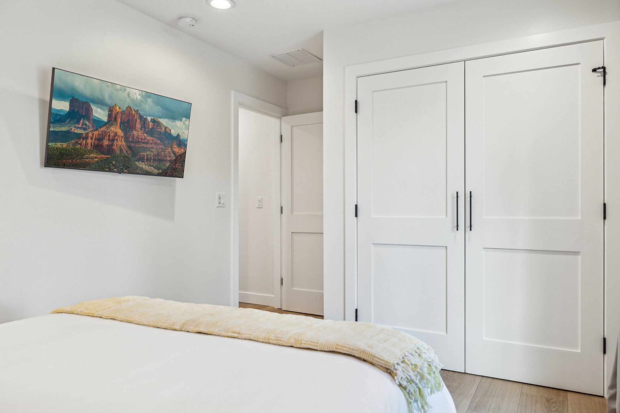 8626 E Clarendon Ave - 030.jpg