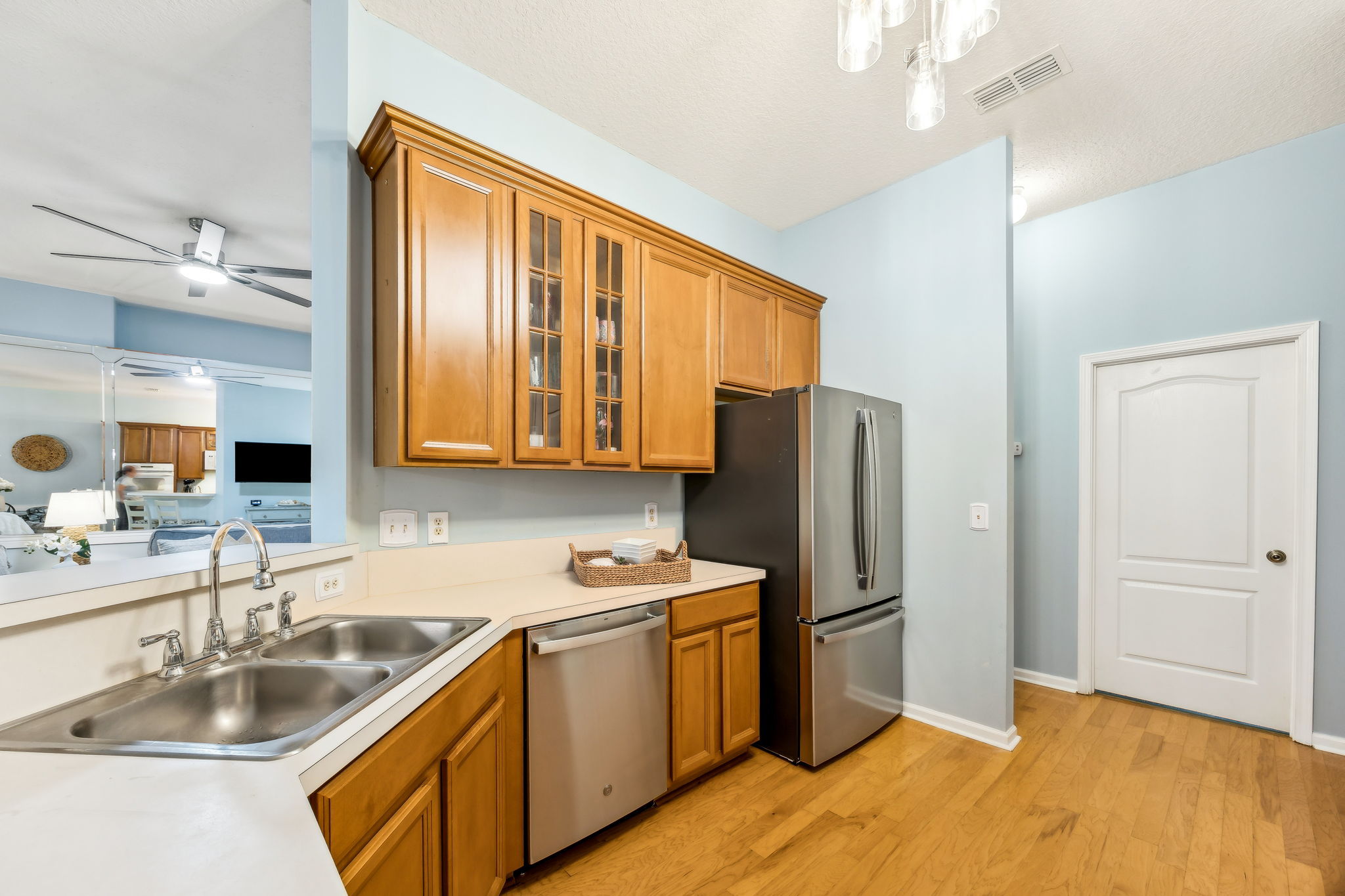 ... and the stainless steel refrigerator are new (2023).