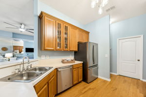 ... and the stainless steel refrigerator are new (2023).