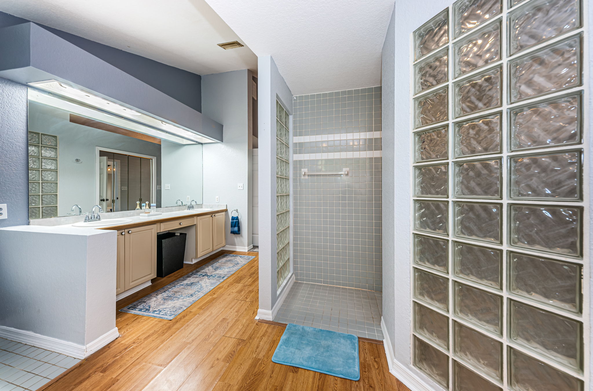 Master Bathroom1d