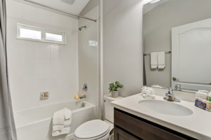 Guest bath with tub/shower combination