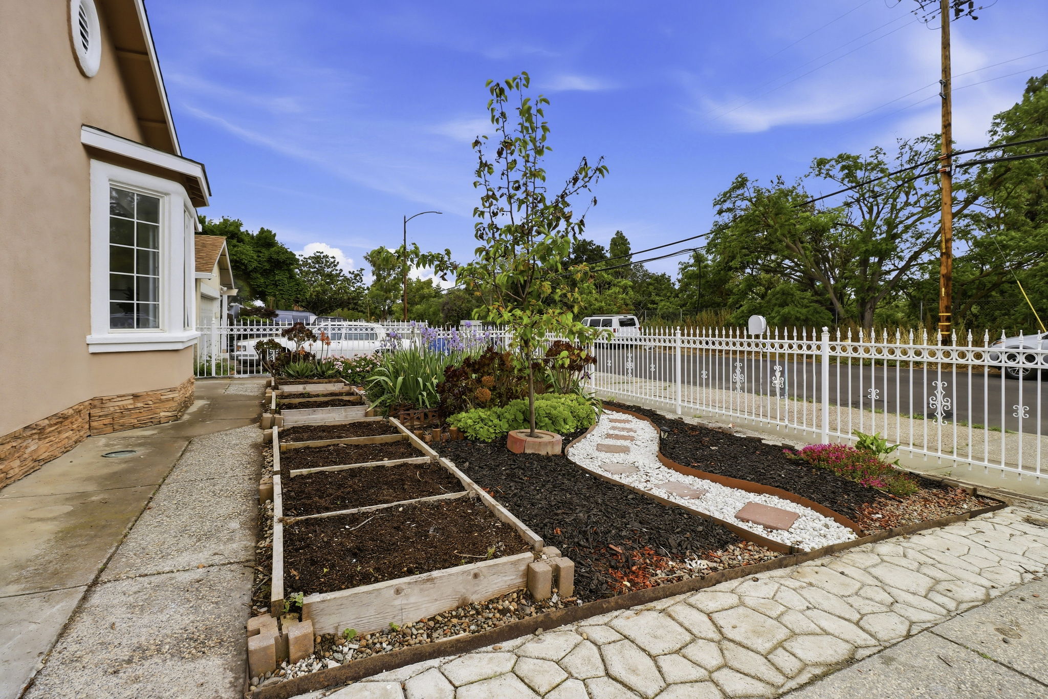 004_F8_866 Sylvandale Ave