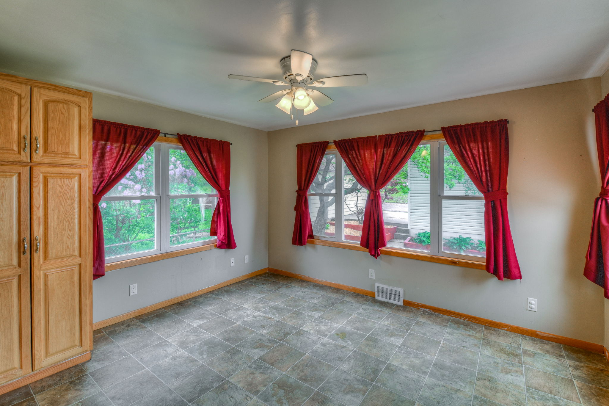  869 Hall Ave, Saint Paul, MN 55107, US Photo 11