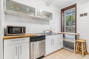 N La Salle Dr 2-S2804-014.jpg