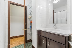 N La Salle Dr 2-S2804-023.jpg