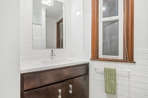 N La Salle Dr 2-S2804-024.jpg
