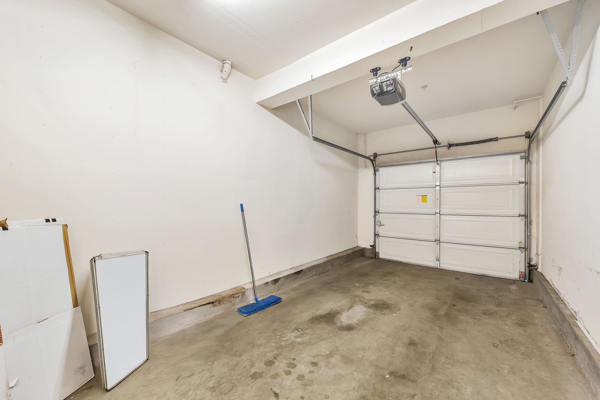 032_87 Bassett St