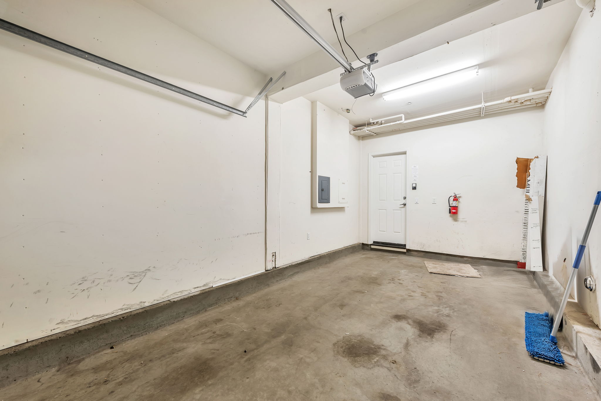 033_87 Bassett St