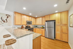 012_87 Bassett St