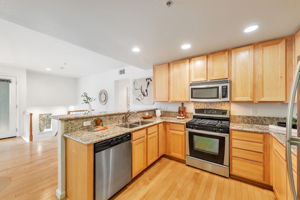 015_87 Bassett St