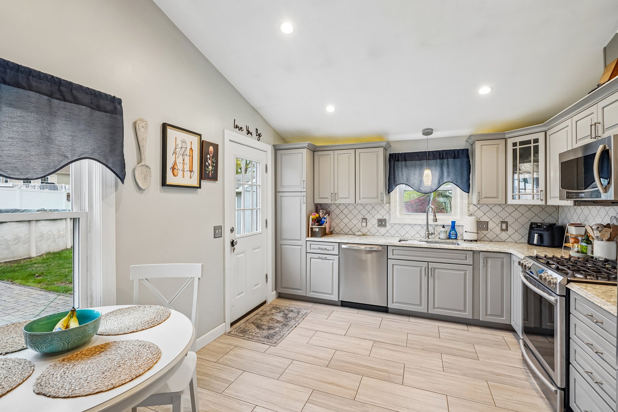 Evergreen St-S2304-008.jpg