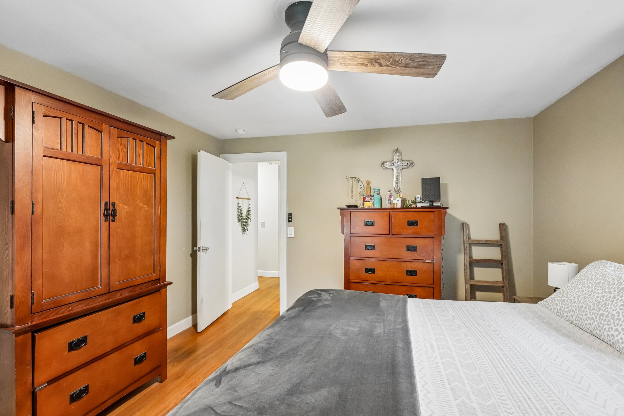 Evergreen St-S2304-020.jpg