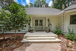 Front Porch/Entrance