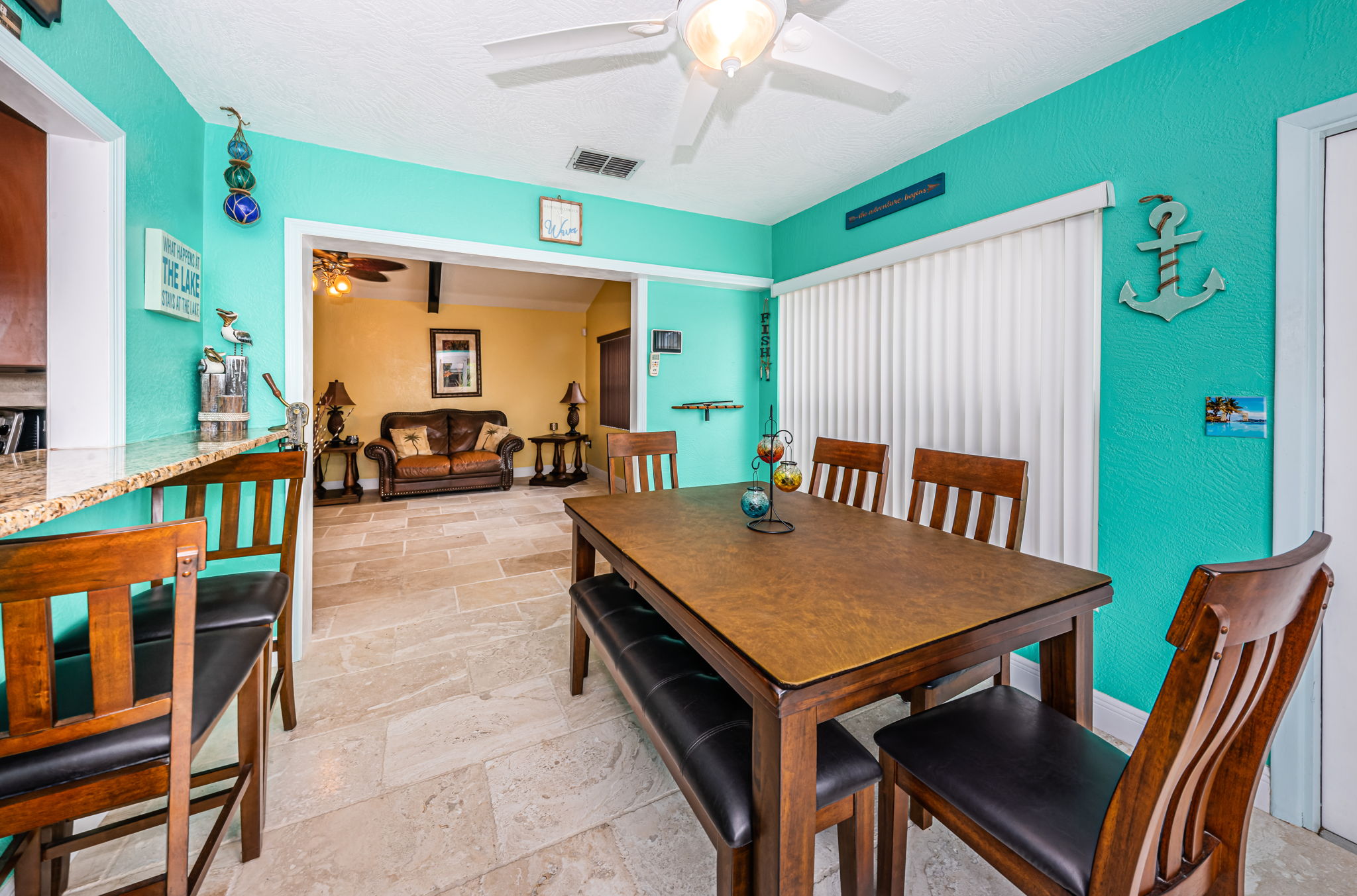 Kitchen Eat-in Area2