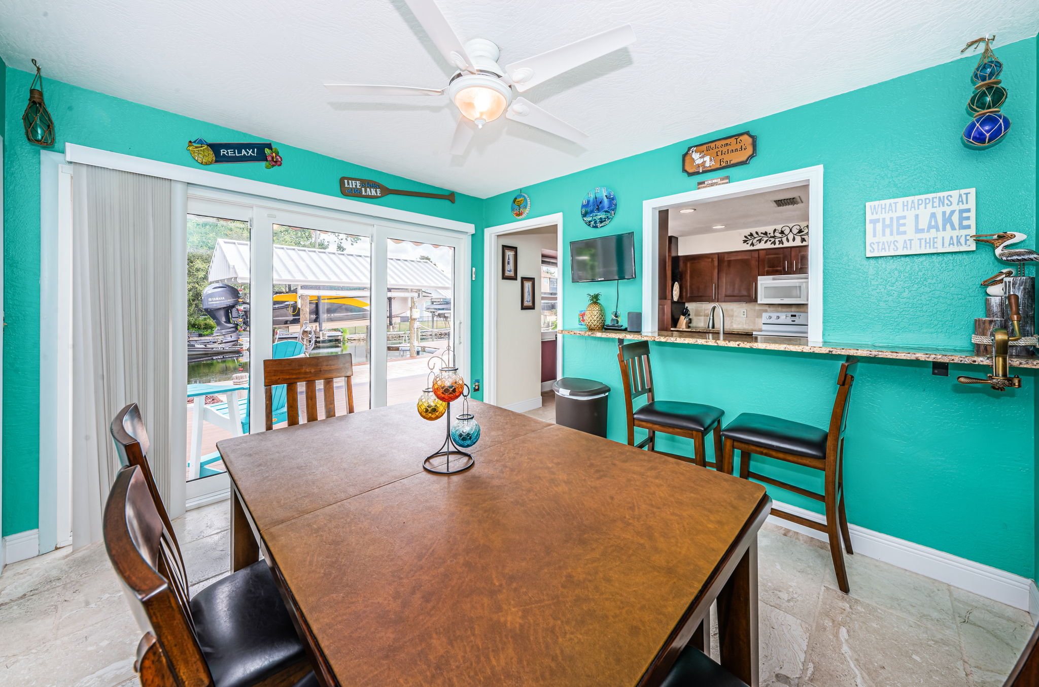 Kitchen Eat-in Area4