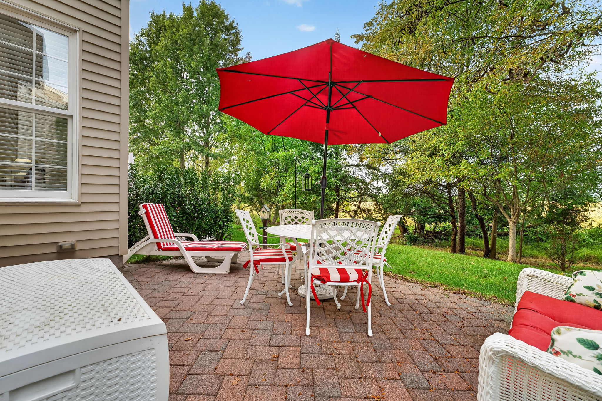 PATIO The paver patio overlooks a peaceful backdrop of mature trees and open green space.