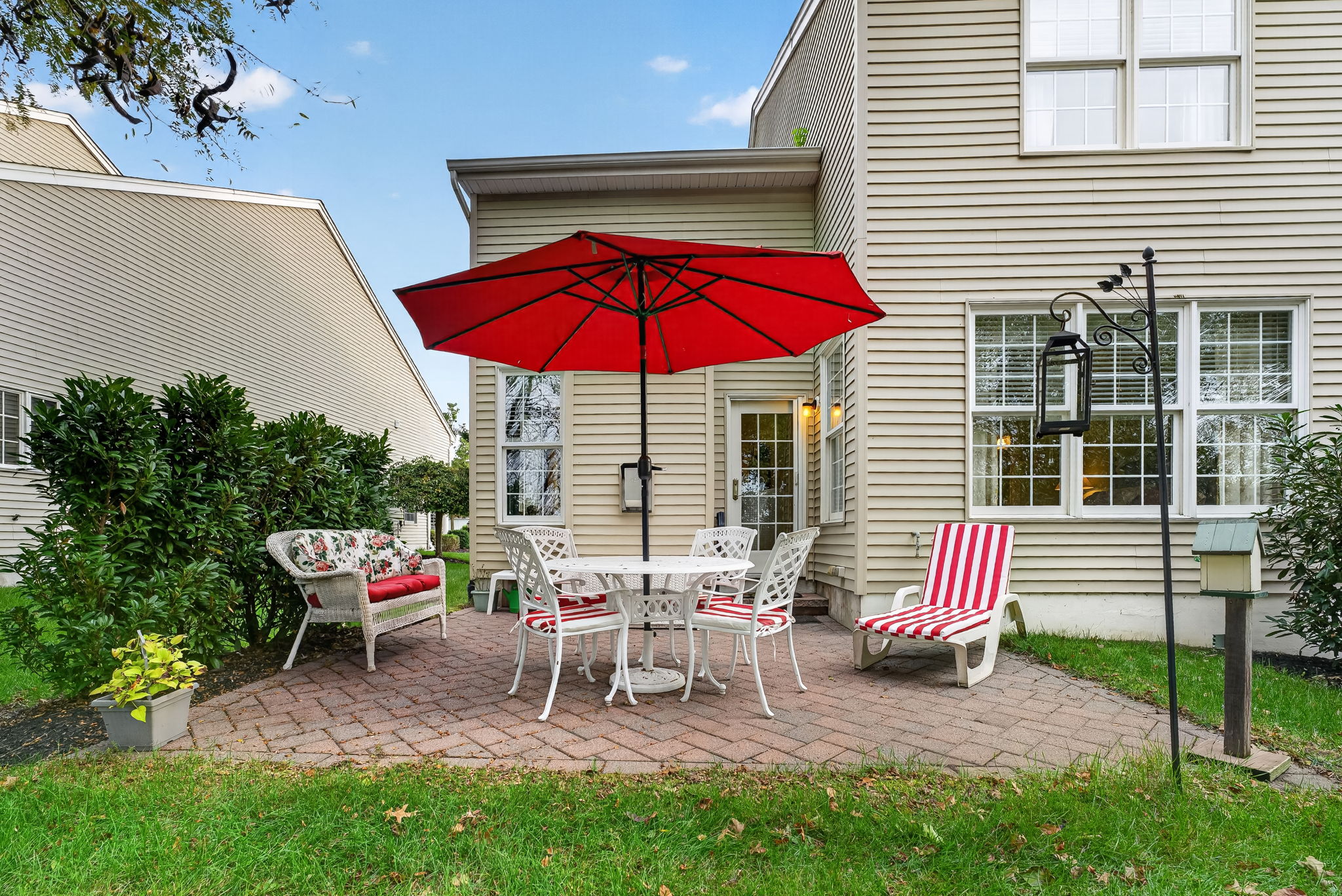 PATIO The paver patio overlooks a peaceful backdrop of mature trees and open green space.