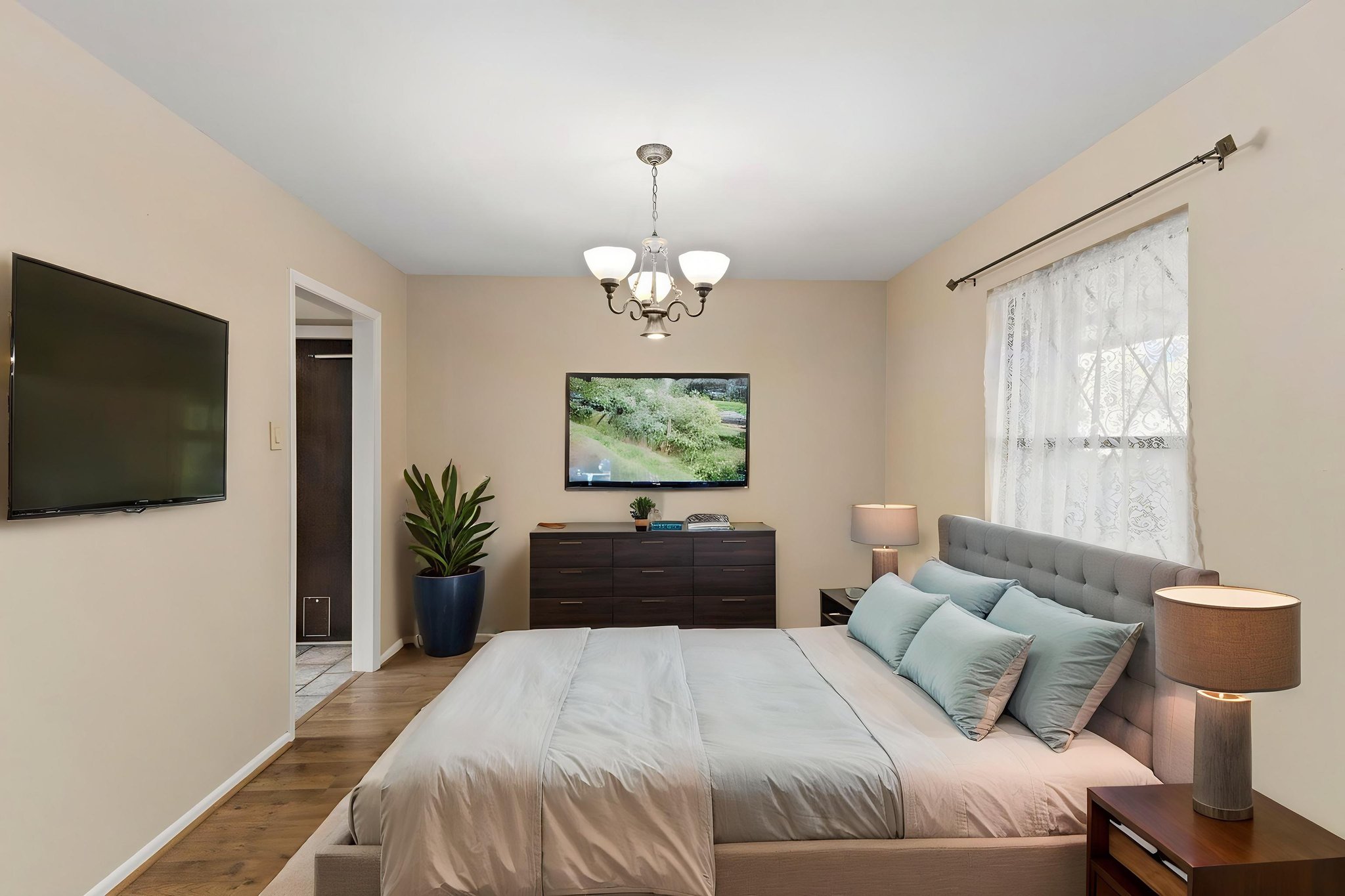 IMG_5587 virtually staged.jpeg