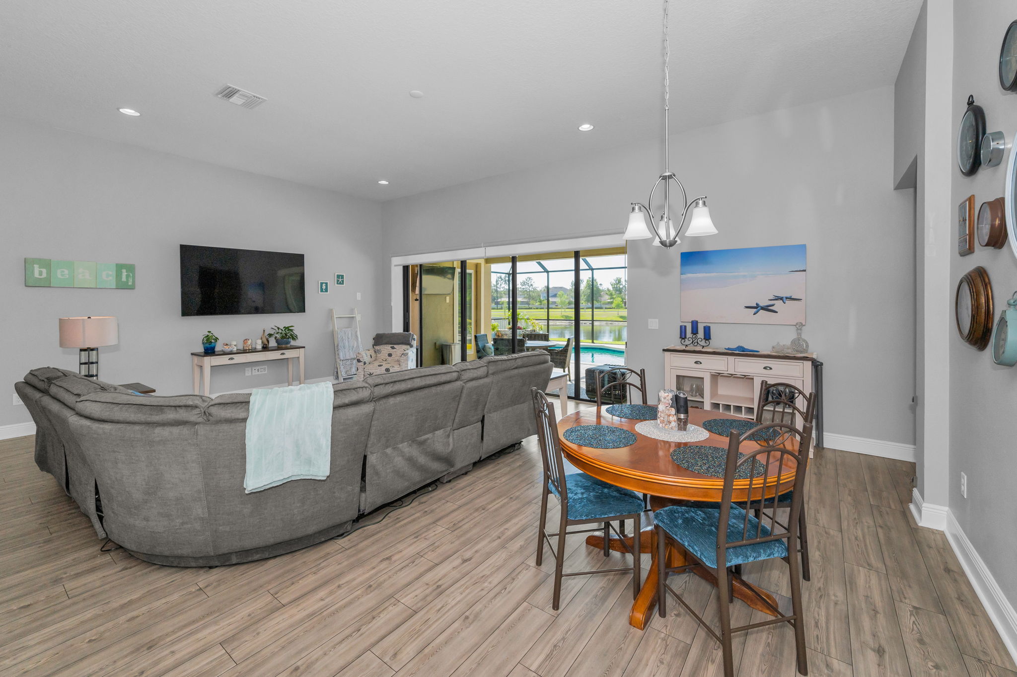 Kitchen Eat-in Area2