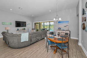 Kitchen Eat-in Area2