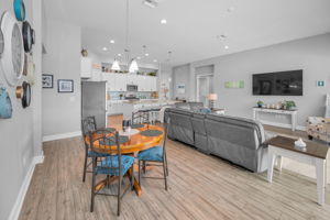 Kitchen Eat-in Area3