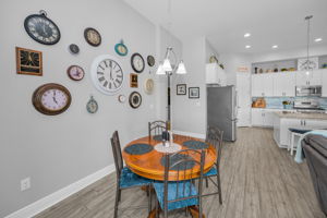 Kitchen Eat-in Area4