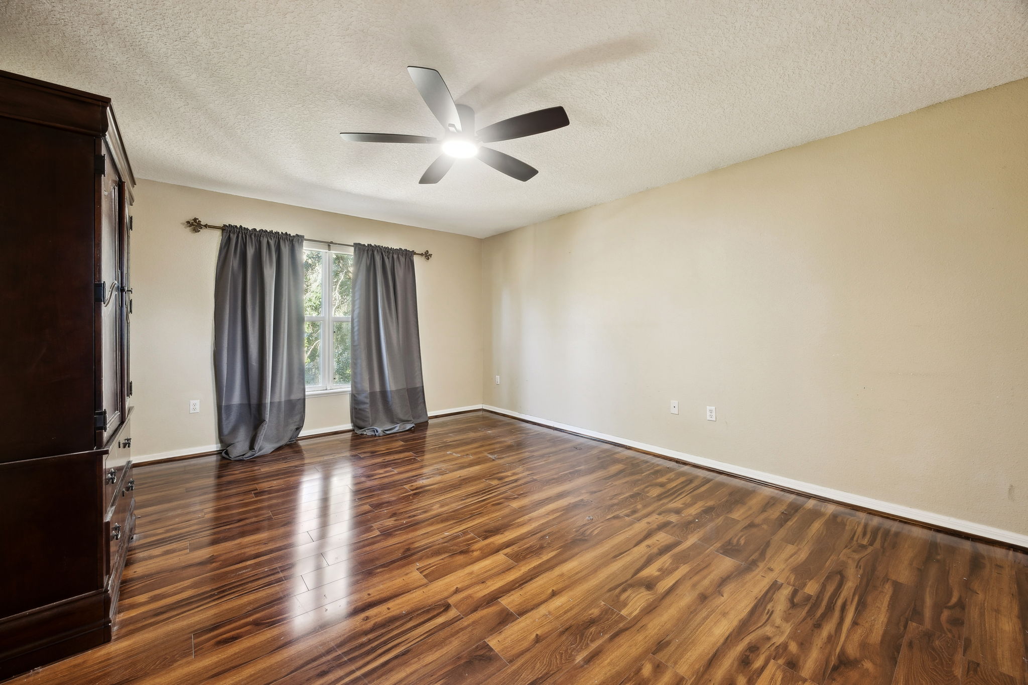 Spacious primary bedroom