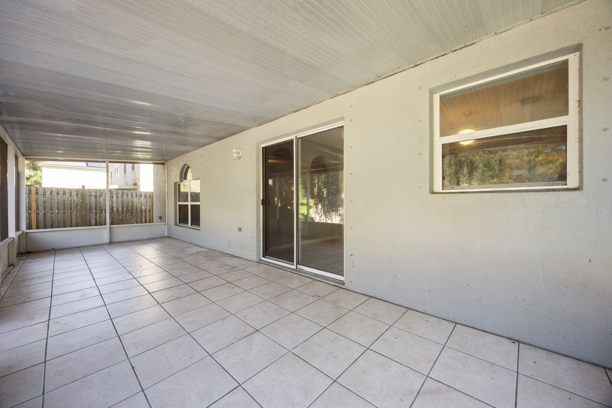 Large screened lanai!