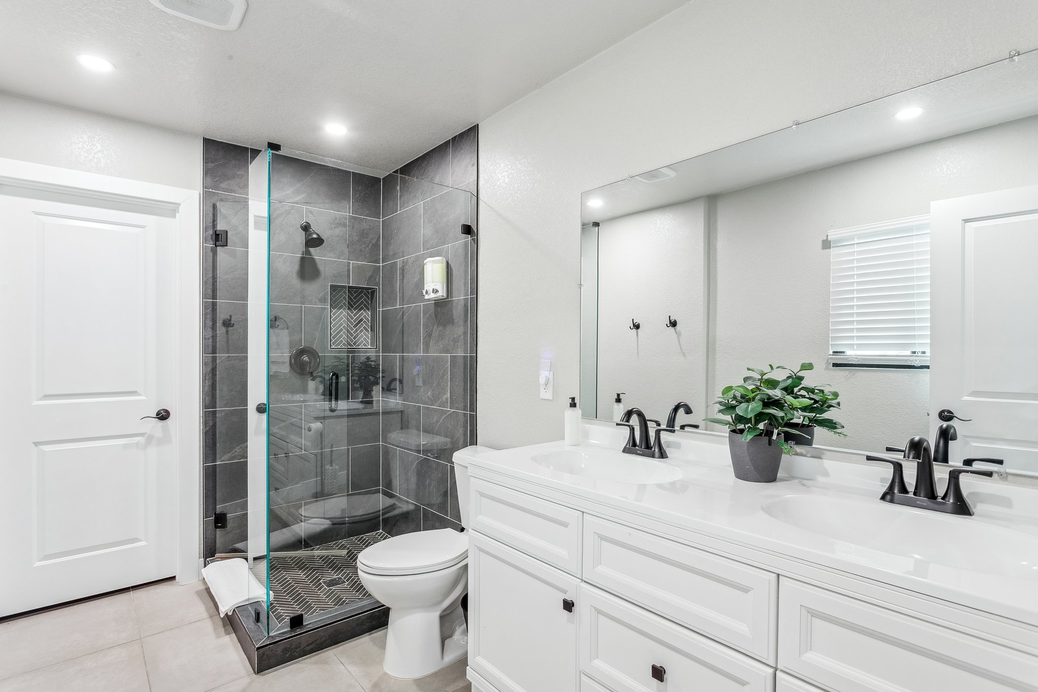 8725 E Osborn Rd - 016.jpg