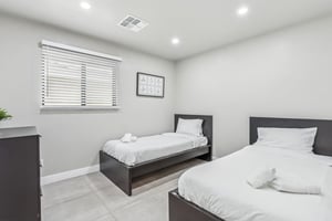 8725 E Osborn Rd - 017.jpg