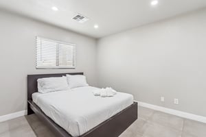 8725 E Osborn Rd - 019.jpg