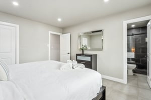 8725 E Osborn Rd - 021.jpg