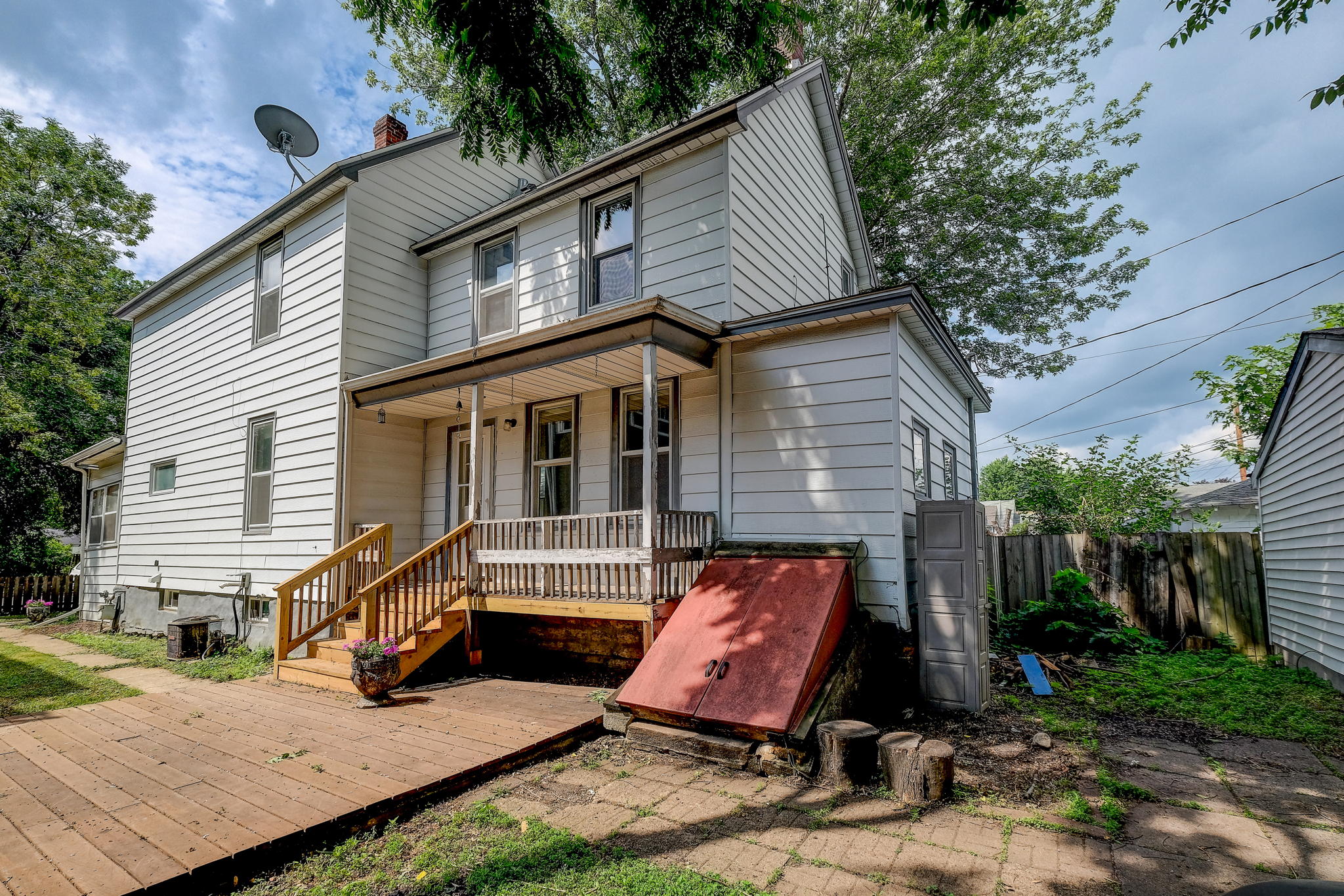 25 Back exterior