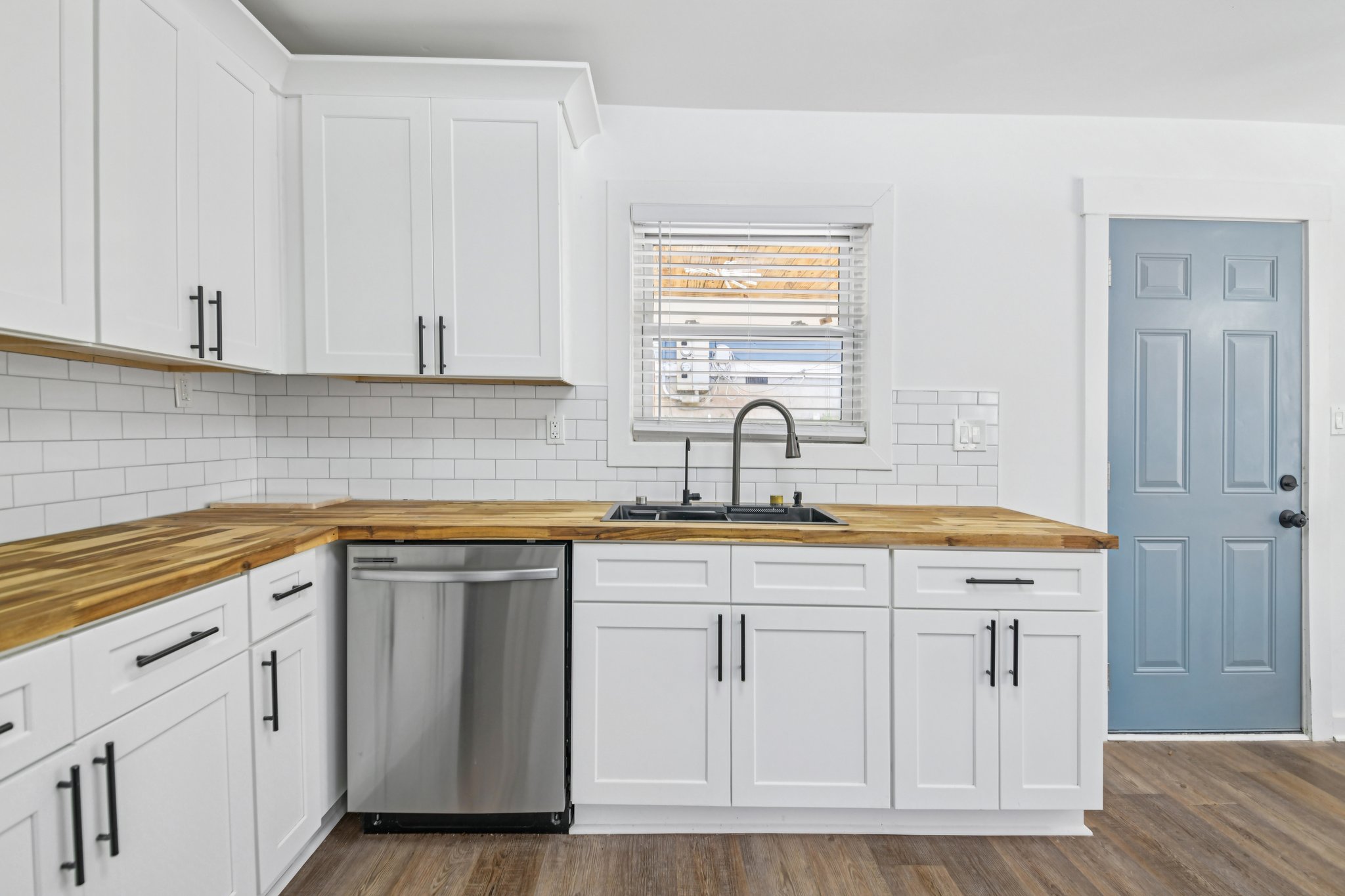 Hall St NW-L2003-018.jpg