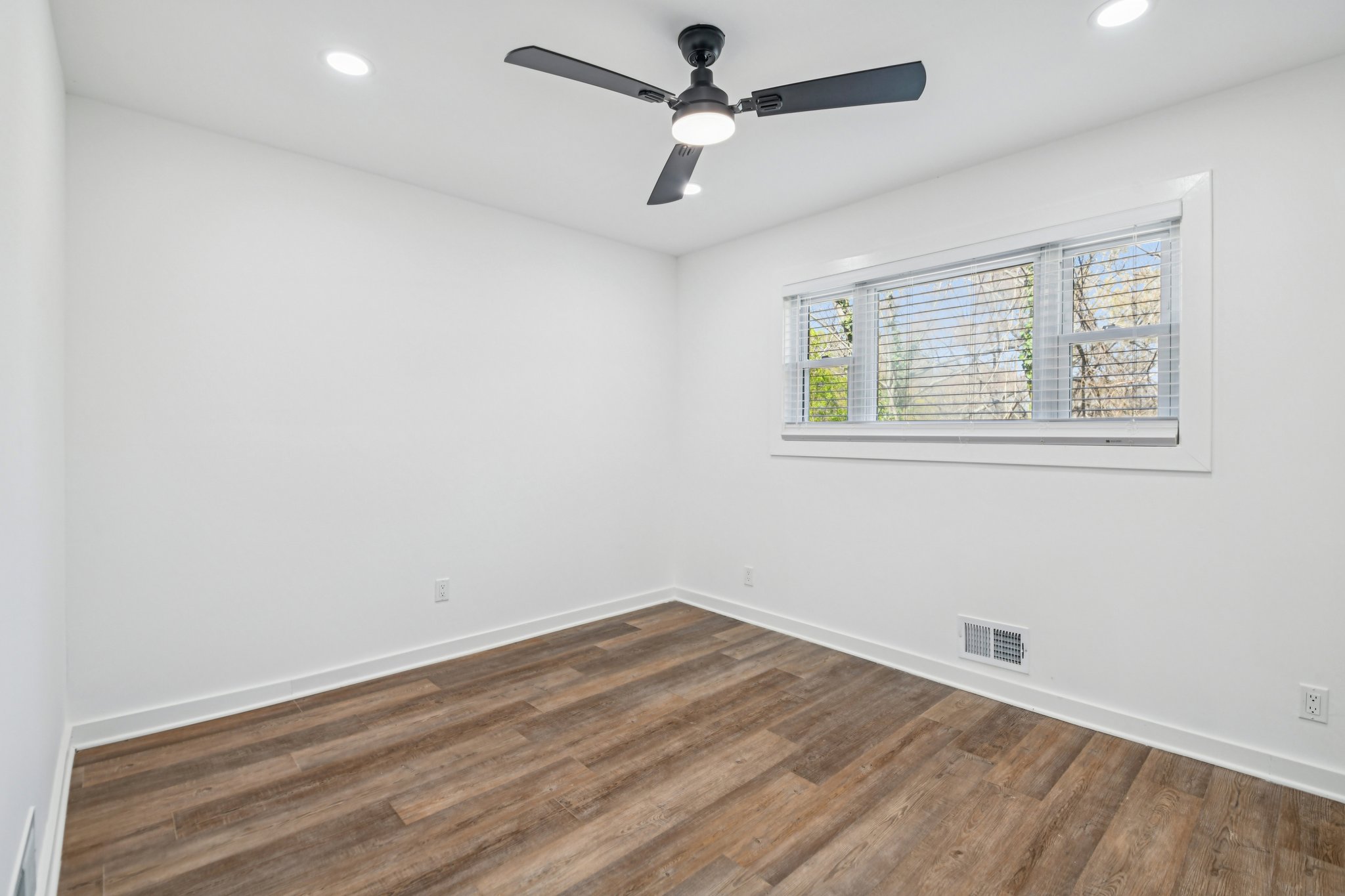 Hall St NW-L2003-019.jpg