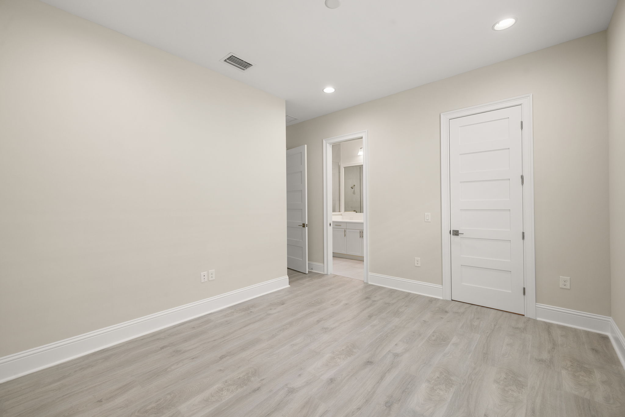 Guest bedroom with ensuite bathroom