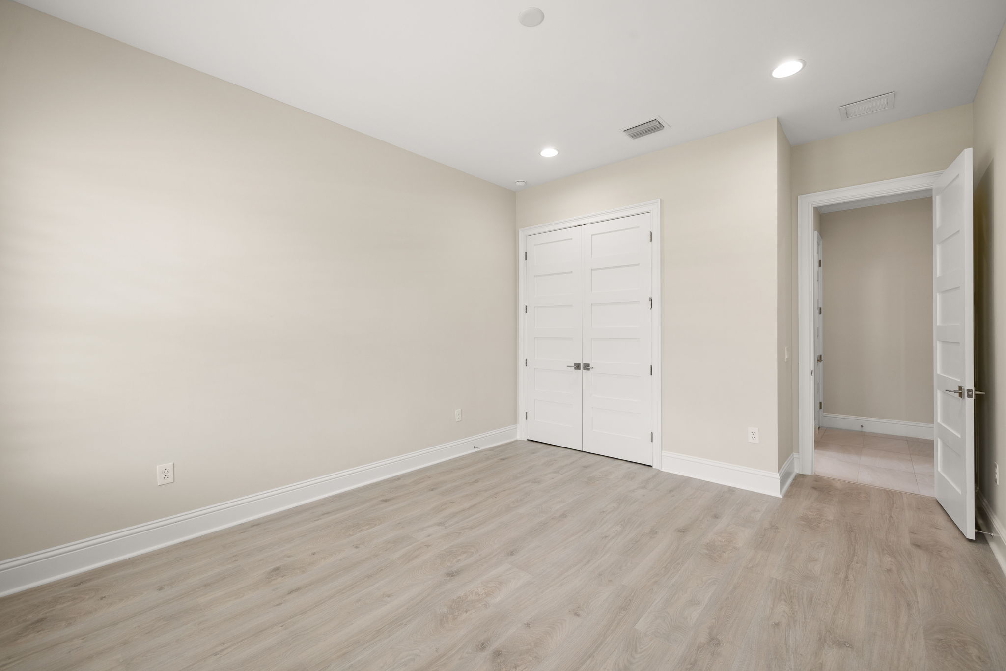 Guest bedroom w/closet