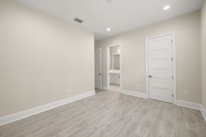 Guest bedroom with ensuite bathroom