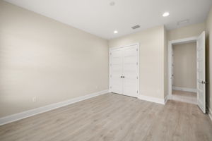 Guest bedroom w/closet
