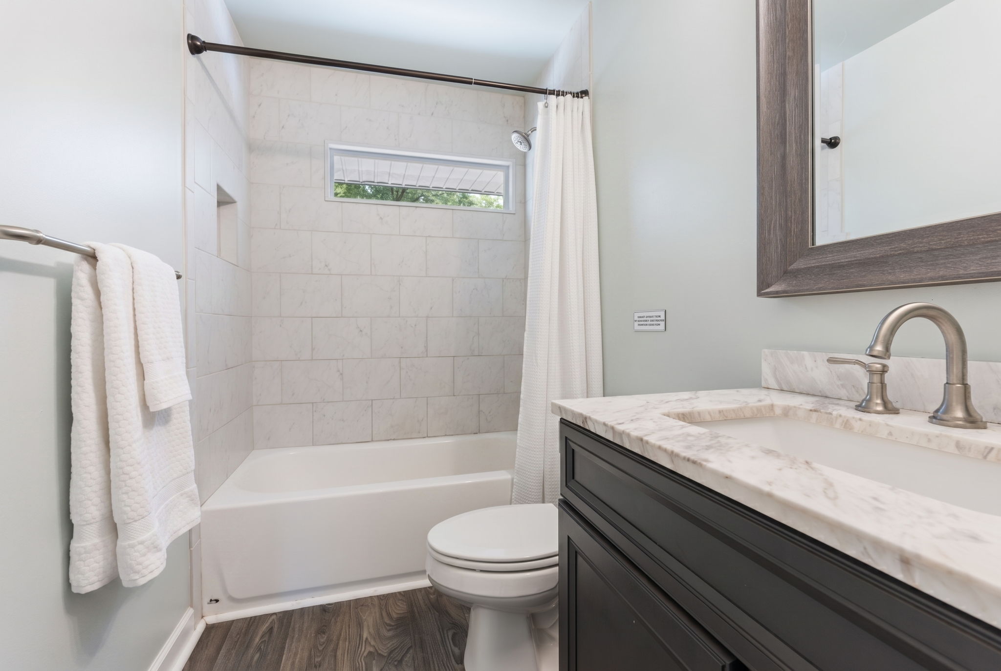 Full Bathroom w/ Tile Shower/Tub (Upstairs)