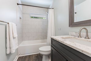Full Bathroom w/ Tile Shower/Tub (Upstairs)