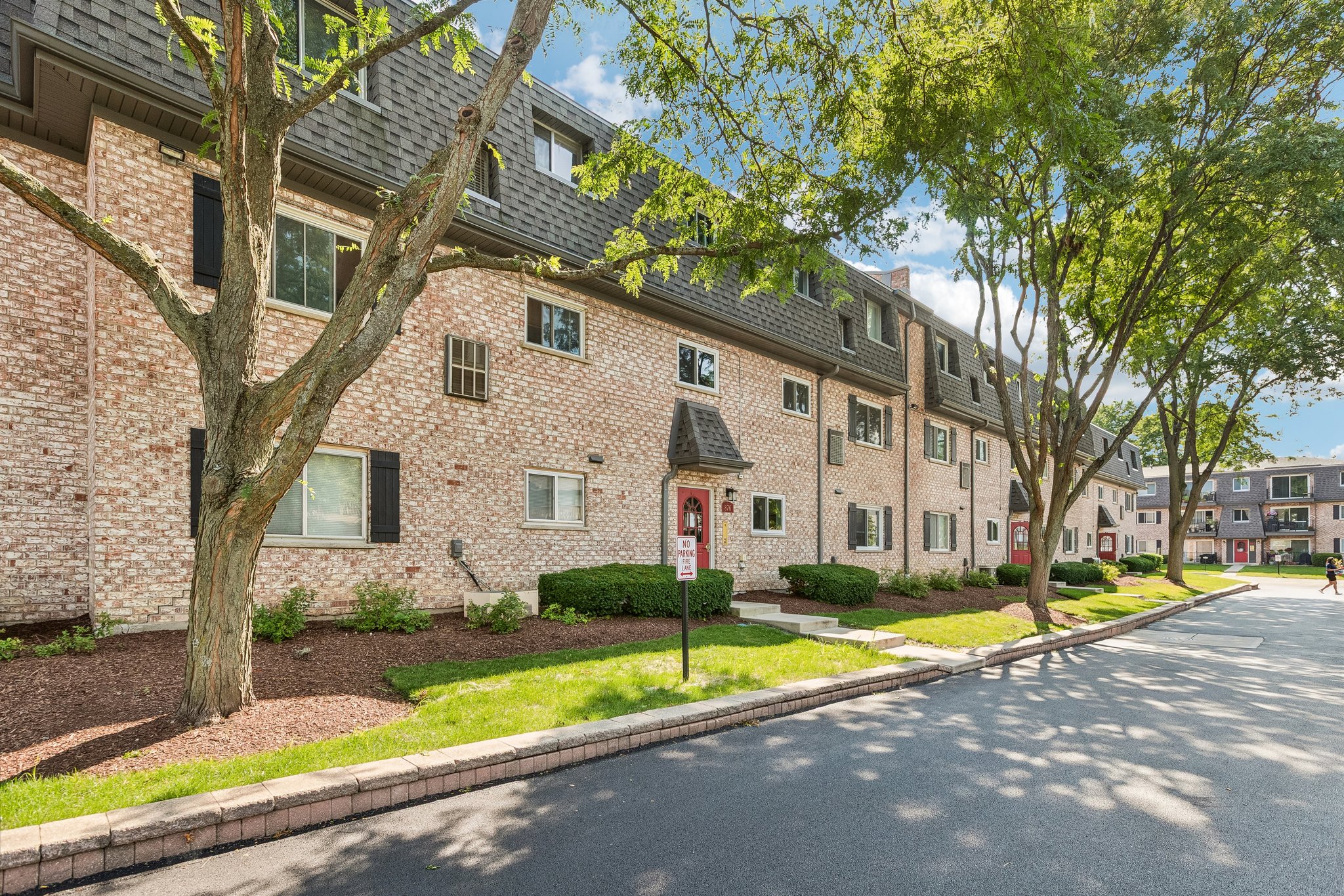 S Plum Grove Rd 208-S0408-002.jpg