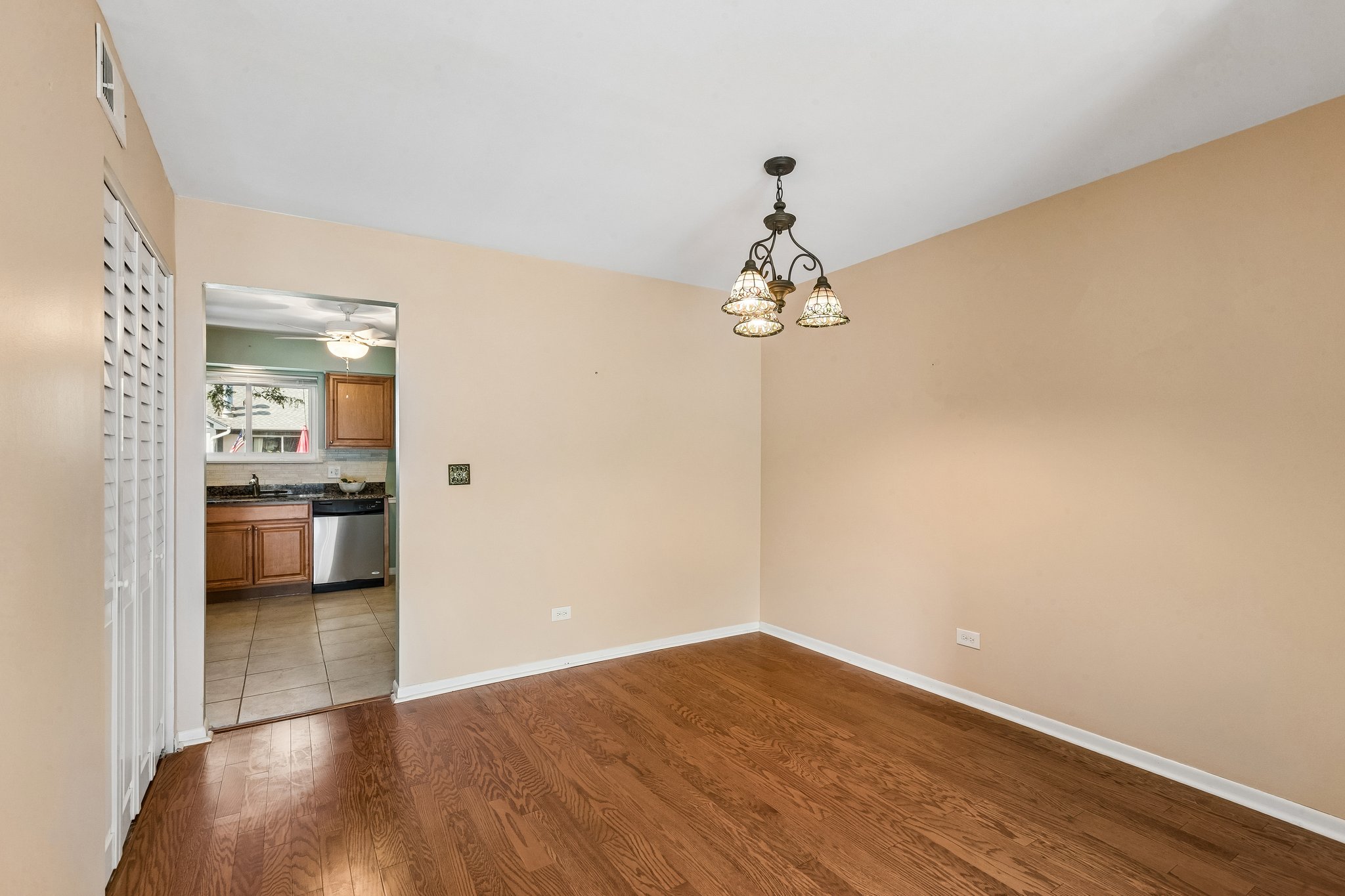S Plum Grove Rd 208-S0408-008.jpg