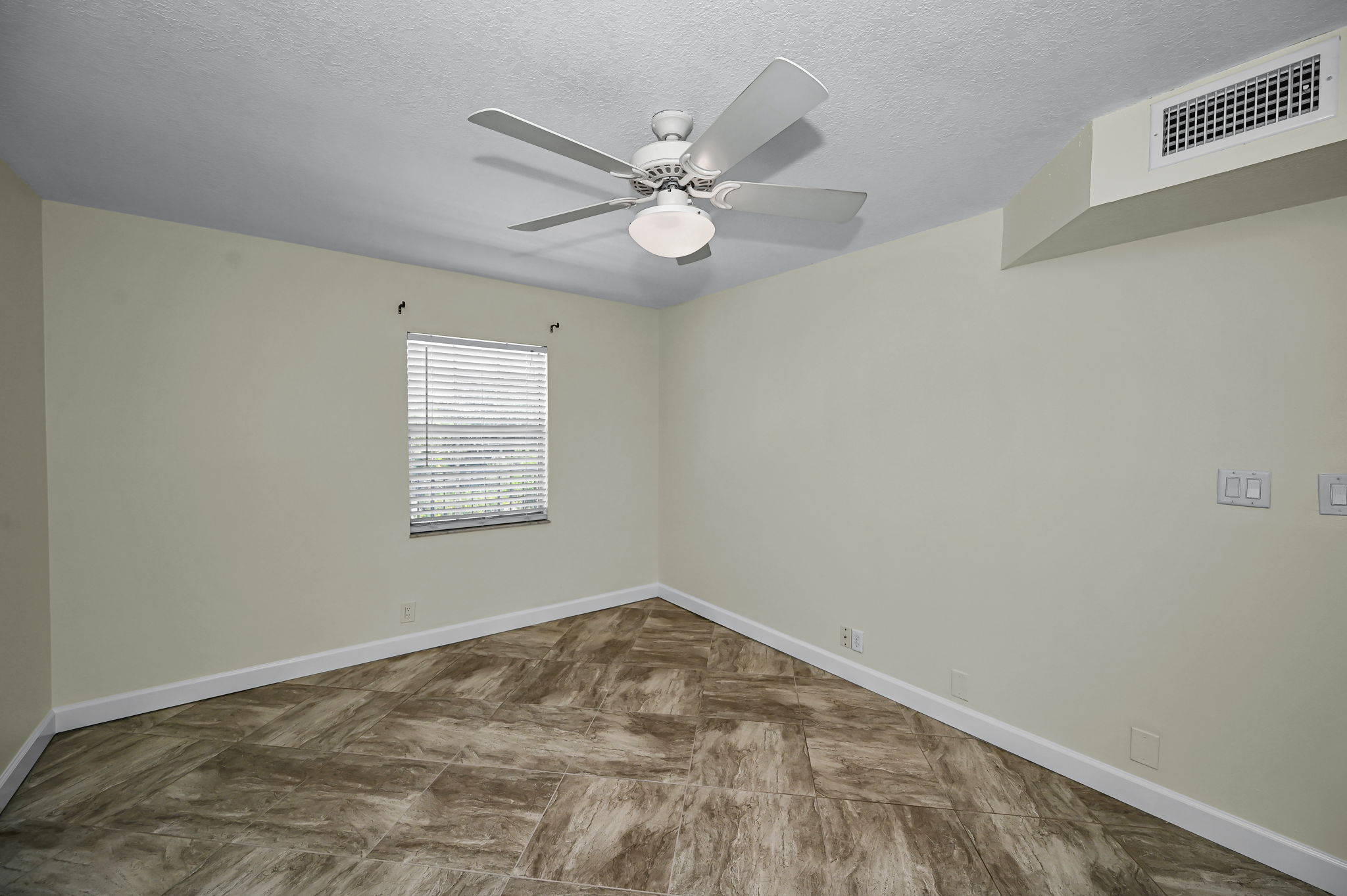 Primary Bedroom1b