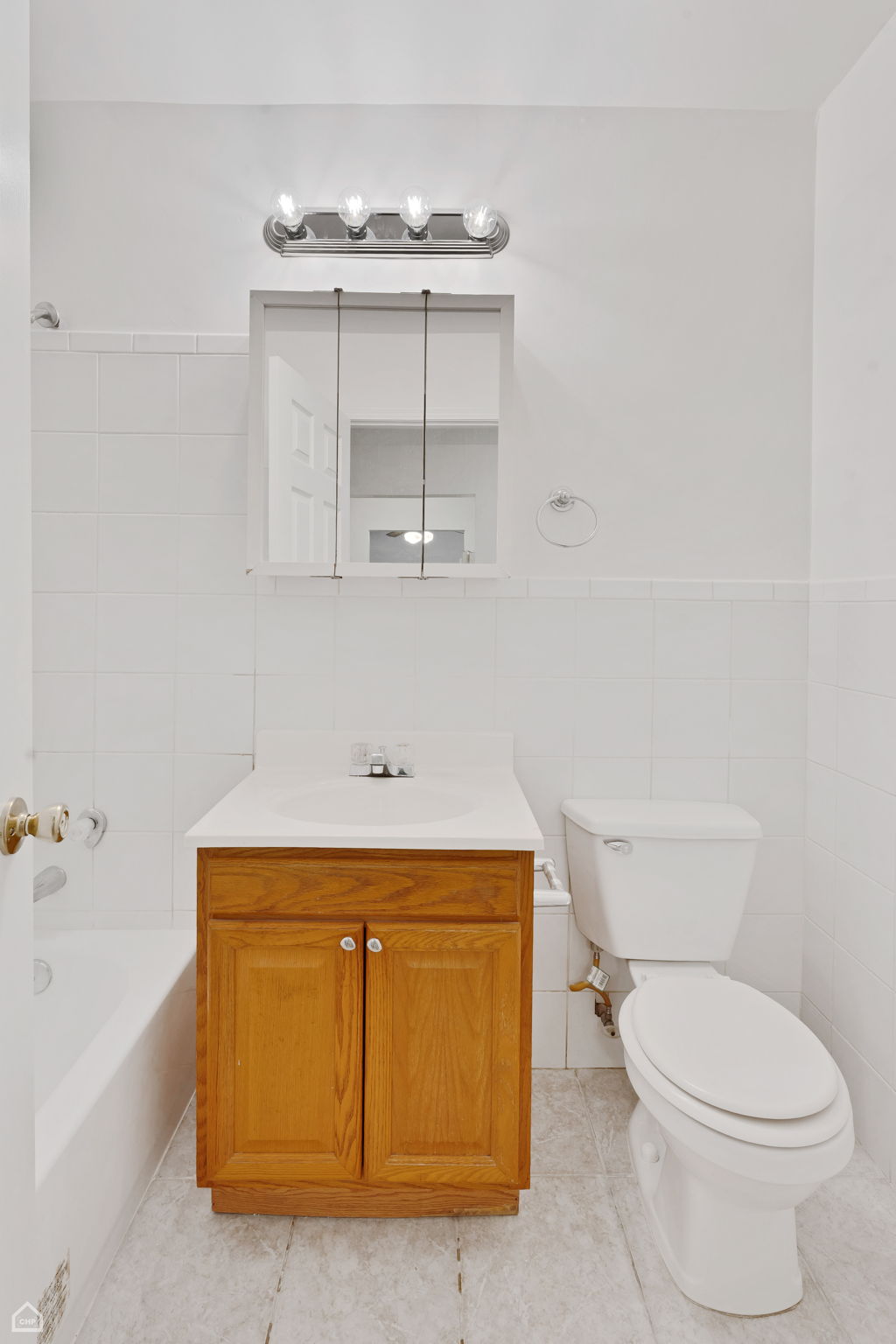 Bath in very good condition, white bright