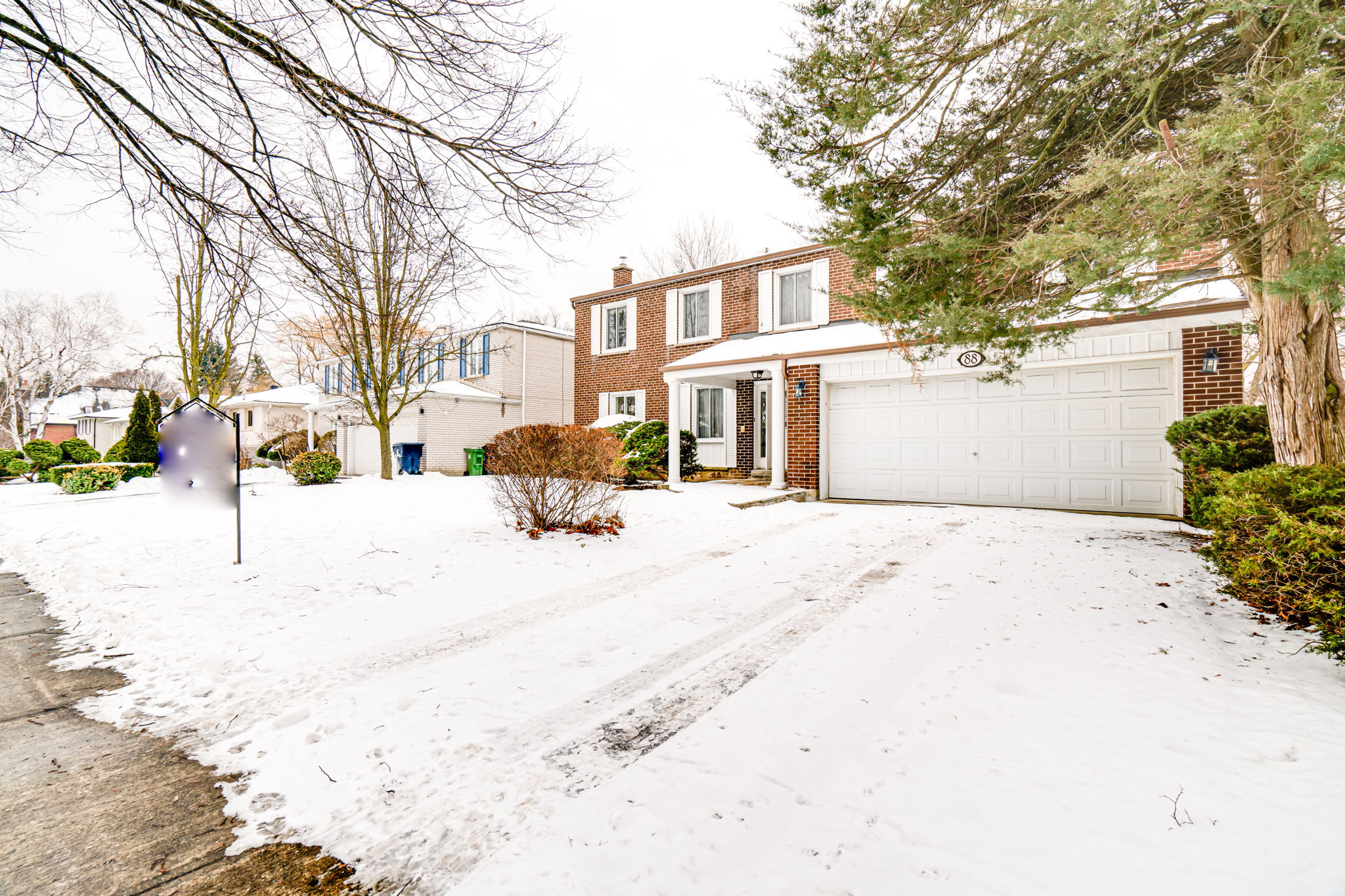 88 Montressor Dr Toronto, ON M2P 1Z4