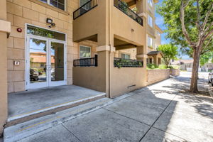 030_ 88 N Jackson Ave 105