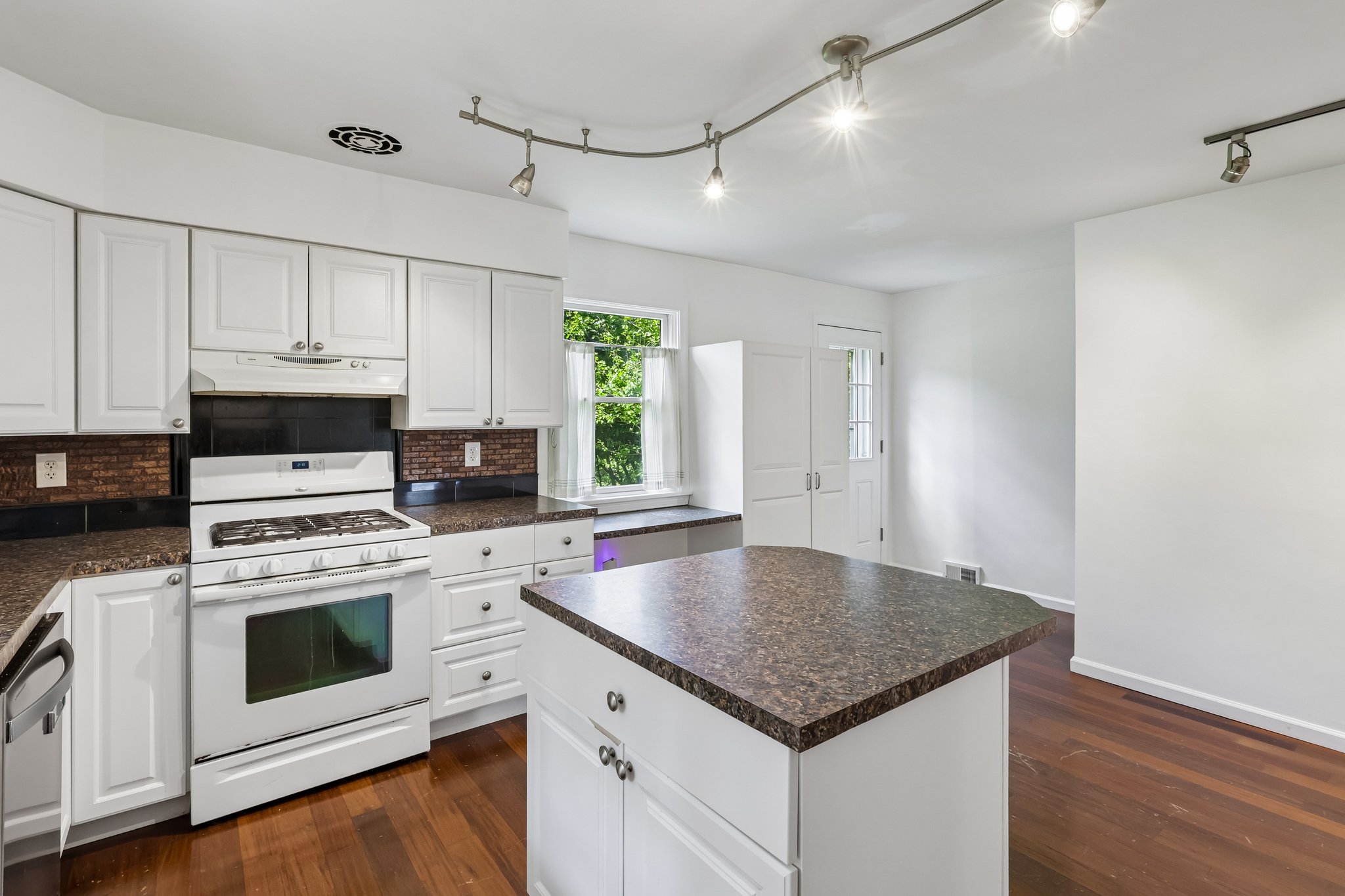 Fairview Rd-S3005-016.jpg